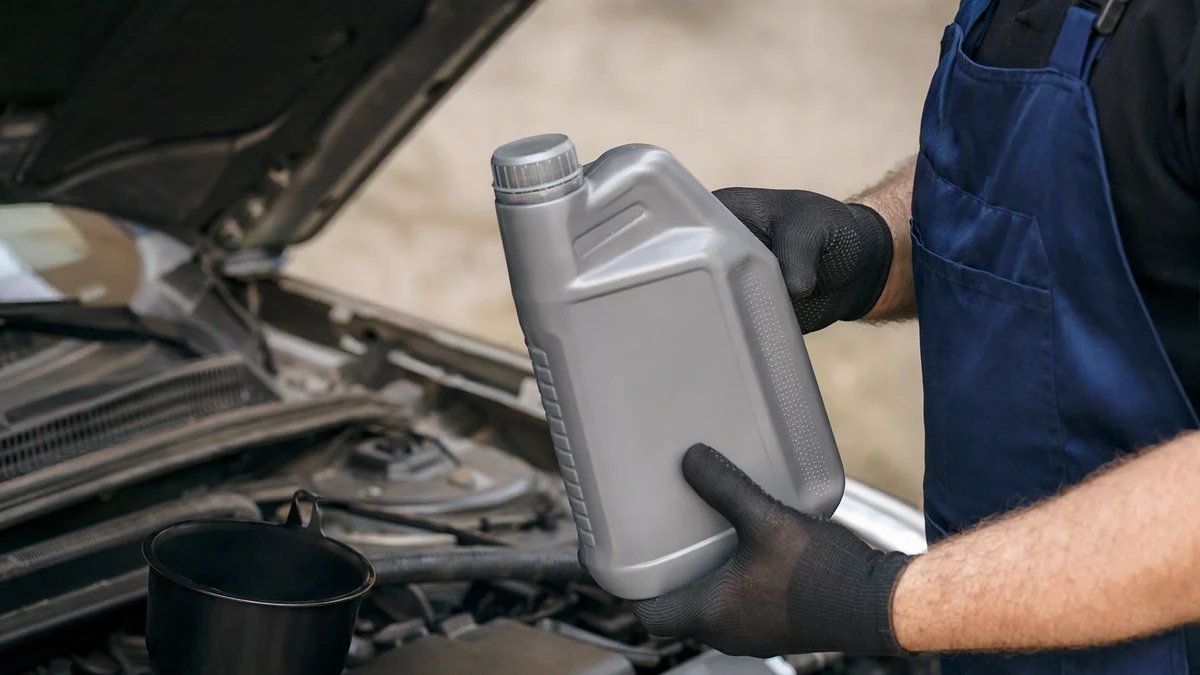 Mineral, semissintético ou sintético: o que muda de verdade no óleo do motor